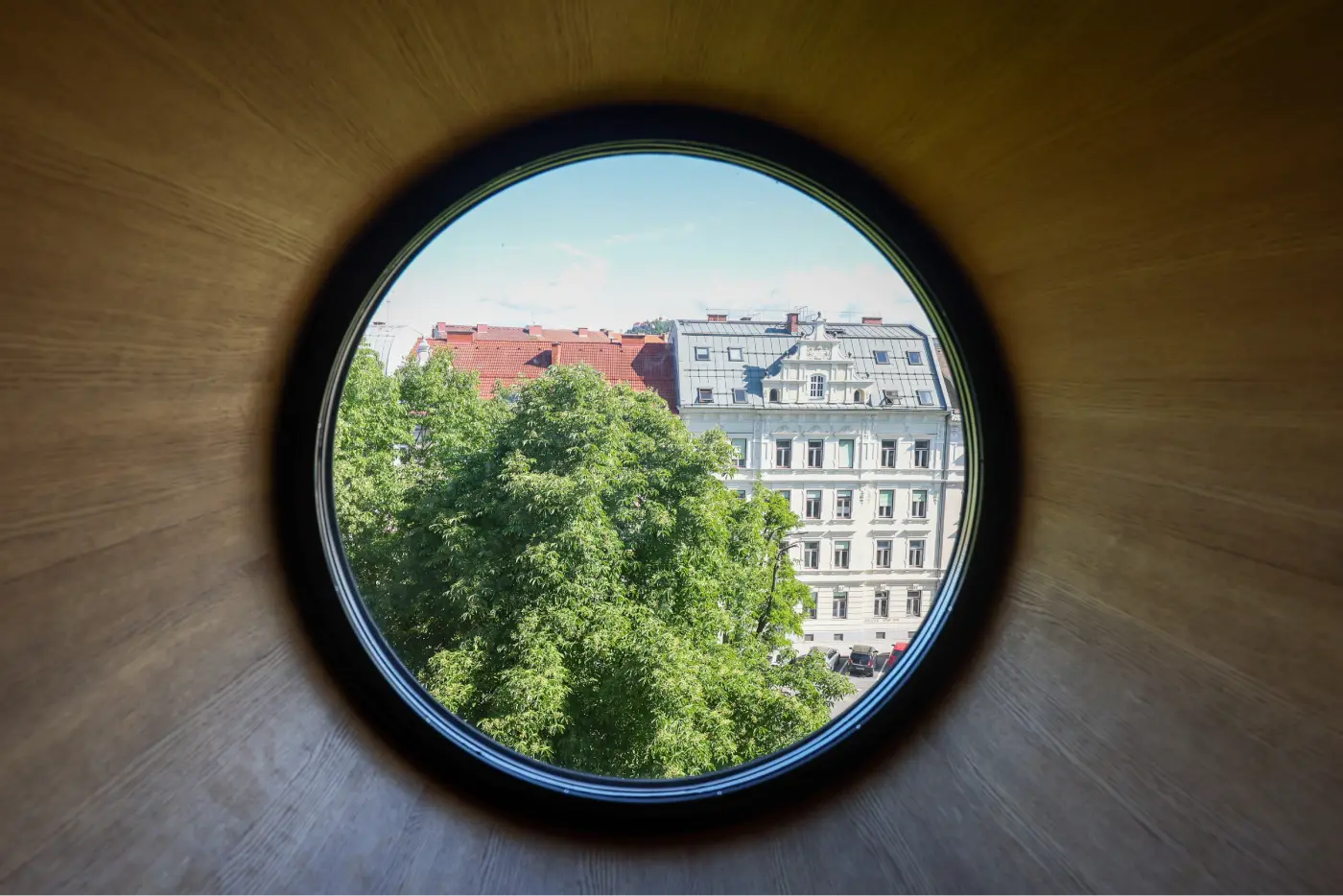 Volksschule Graz Brockmann - Ausblick aus einem runden Dachfenster