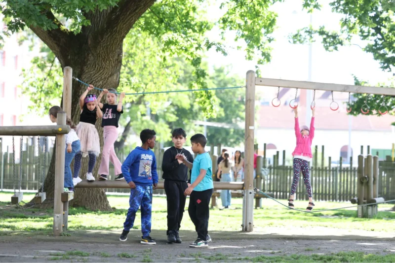 Spielplatz auf dem grünen Freizeit- und Pausenareal der VS Graz Brockmann