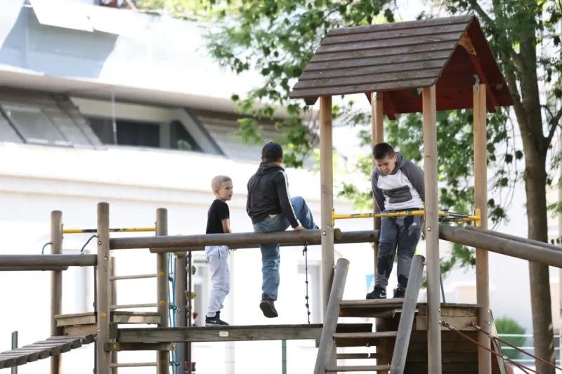 Spielplatz auf dem grünen Freizeit- und Pausenareal der VS Graz Brockmann